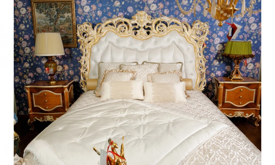 Спальня Rampoldi Комплект: Кровать (Gold Leaf)+2 Тумбы (Walnut+Gold)+Покрывало И Декоративные Подушки - фото 1