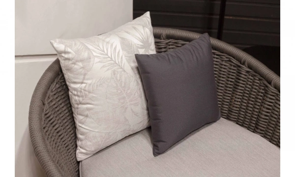 Кресло уличное с подушками