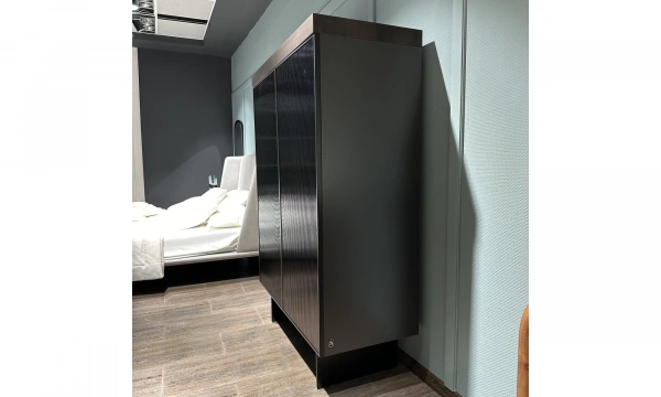 Витрина Saloni Hiro